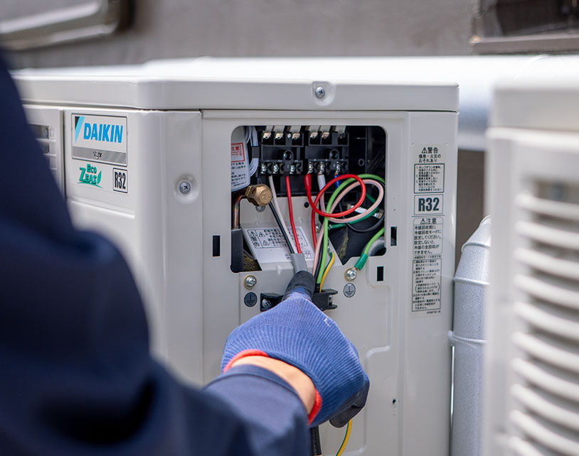 空調機器のメンテナンスの様子